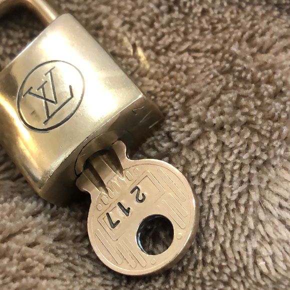 Vintage LV Louis Vuitton Padlock Lock & Key 217 - Picture 11 of 15